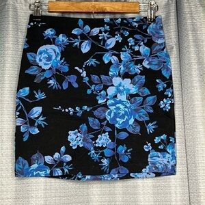 EXPRESS XS BLACK AND BLUE FLORAL MINI SKIRT New